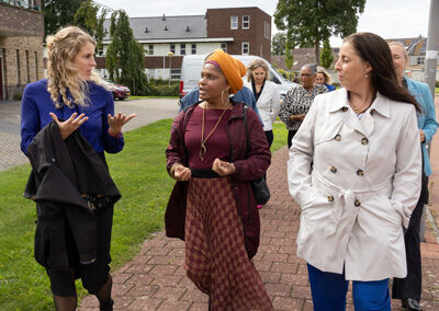 Openhartige verhalen over eenzaamheid tijdens wandeling met de wethouder en staatssecretaris