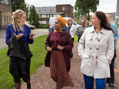 Openhartige verhalen over eenzaamheid tijdens wandeling met de wethouder en staatssecretaris