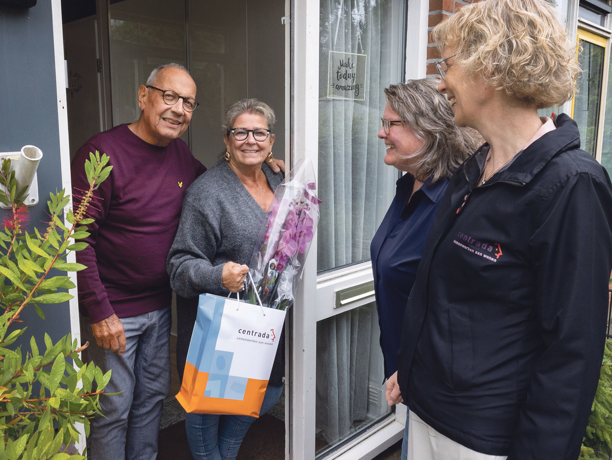 huisbezoek-bij-langzittende-huurder Een foto van huurders van een pand van Centrada dat bezoek krijgt van tijdne sde Centrada doe dag