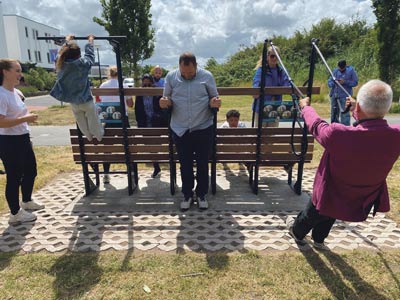 Personal trainer geeft gratis les bij beweegbanken in Lelystad